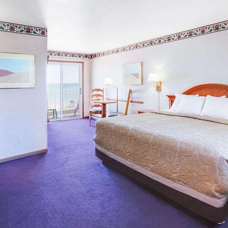 Super 8 Beachfront By Wyndham Mackinaw City, Mi Экстерьер фото