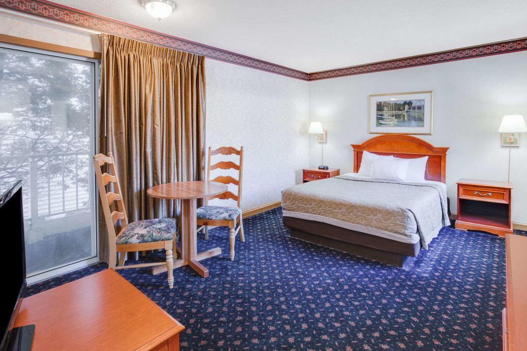 Super 8 Beachfront By Wyndham Mackinaw City, Mi Экстерьер фото