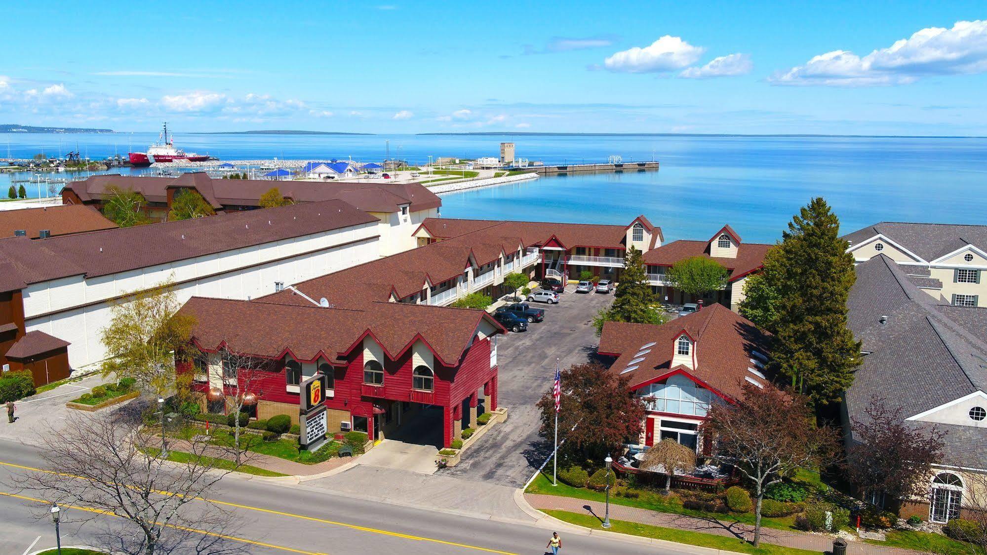 Super 8 Beachfront By Wyndham Mackinaw City, Mi Экстерьер фото