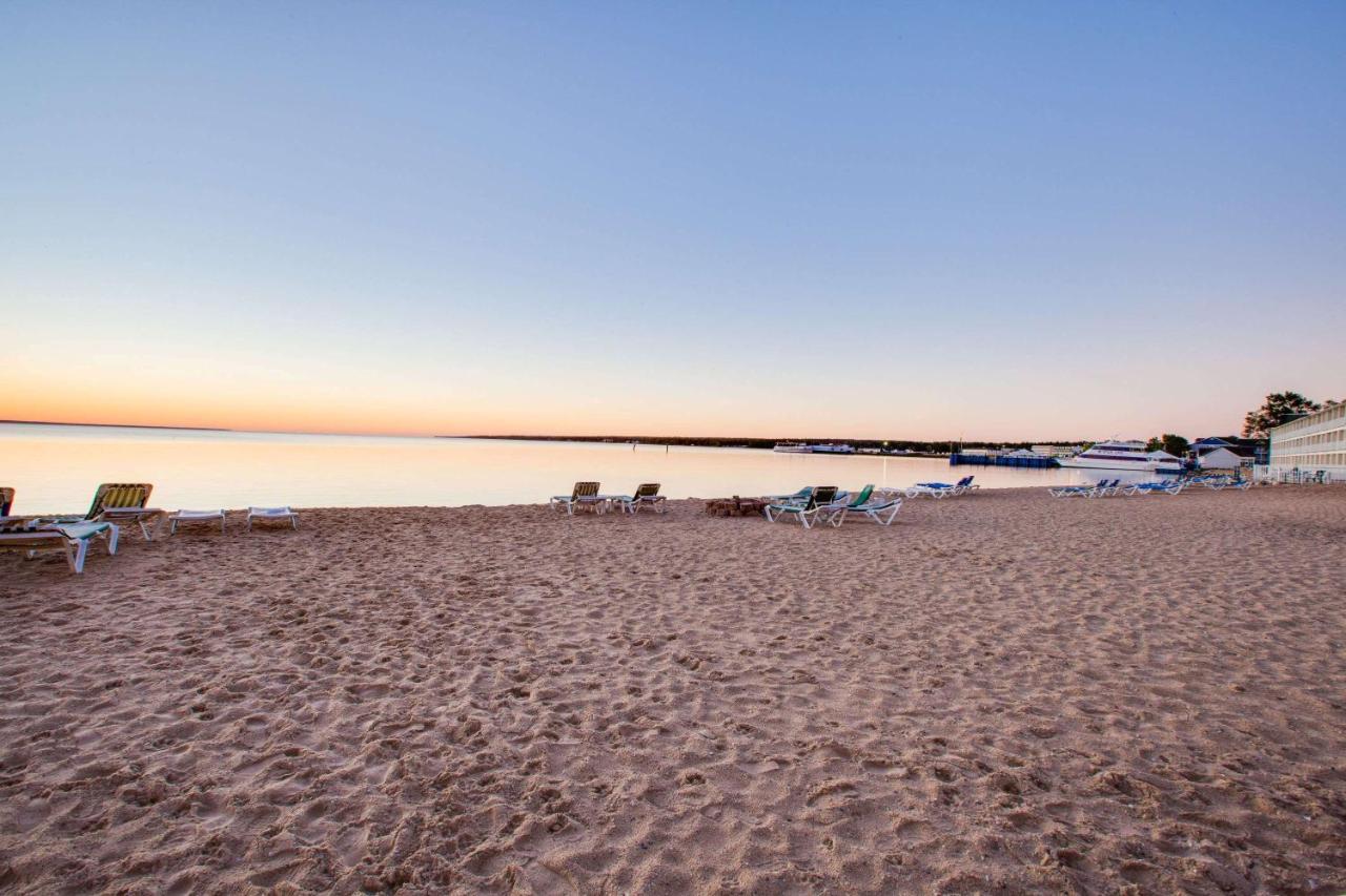 Super 8 Beachfront By Wyndham Mackinaw City, Mi Экстерьер фото