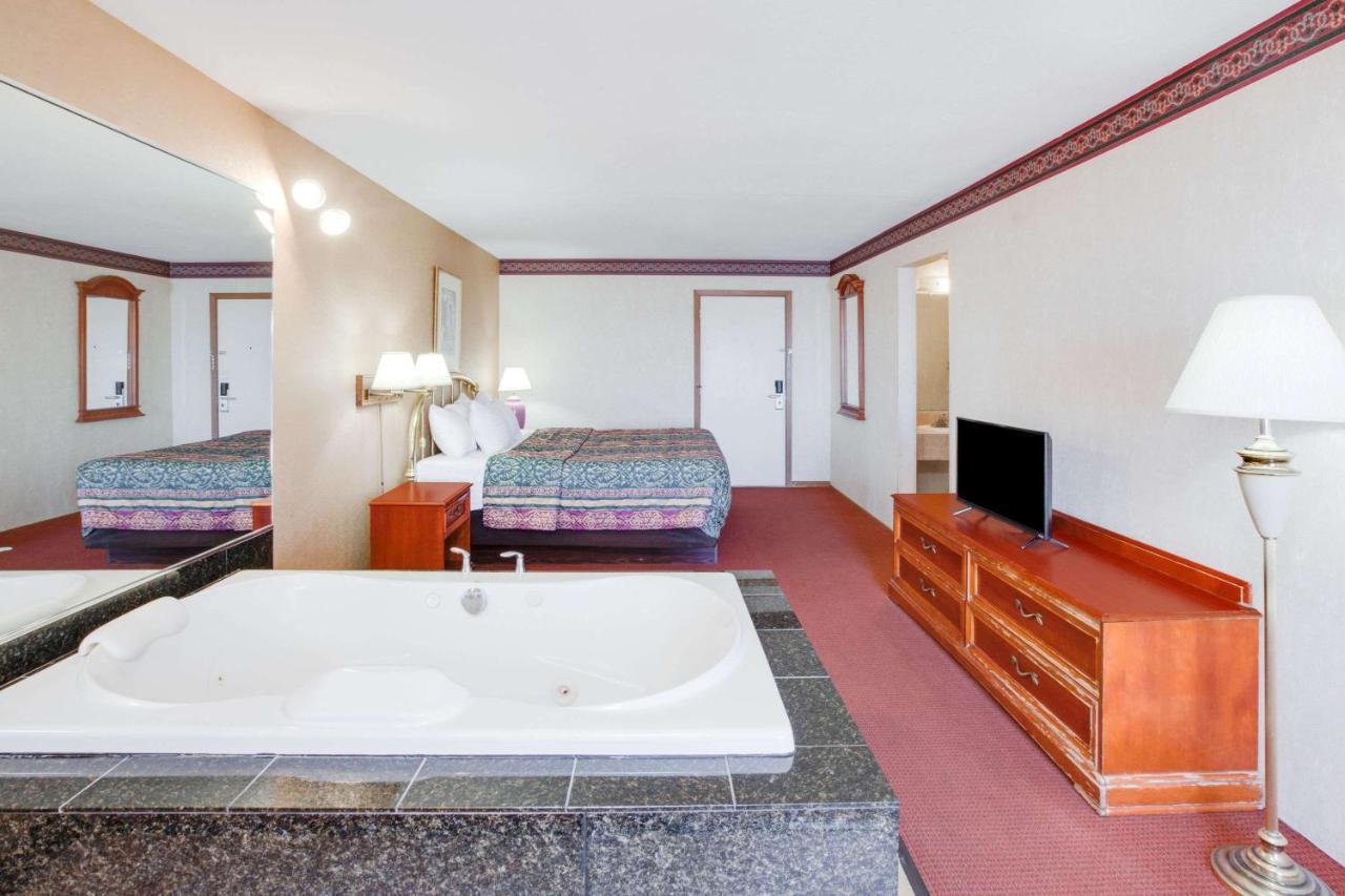 Super 8 Beachfront By Wyndham Mackinaw City, Mi Экстерьер фото