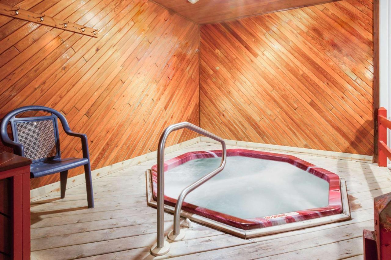 Super 8 Beachfront By Wyndham Mackinaw City, Mi Экстерьер фото